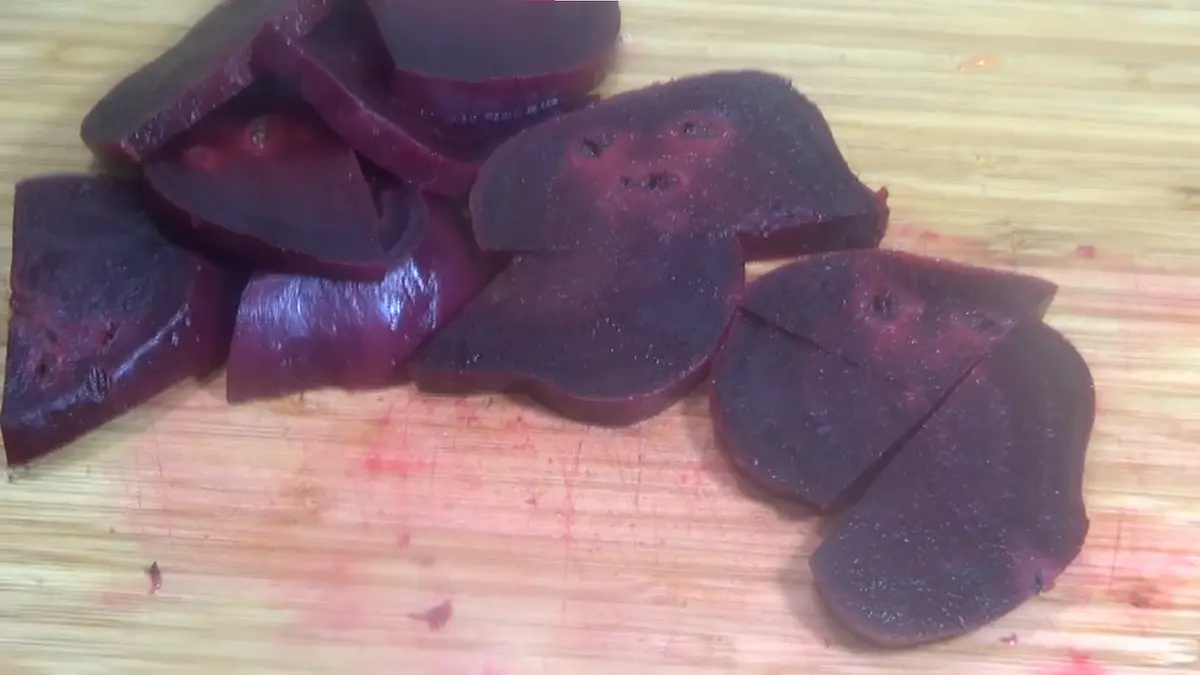 Cortar la remolacha en pedacitos (puede ser en cubitos).