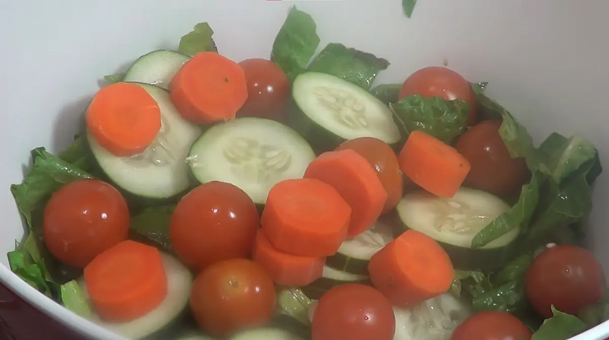 Una vez que el brócoli y la zanahoria estén blanditos, agregar al bowl de ensalada. Agregar aderezo (aceite de oliva puede ser) y mezclar bien.