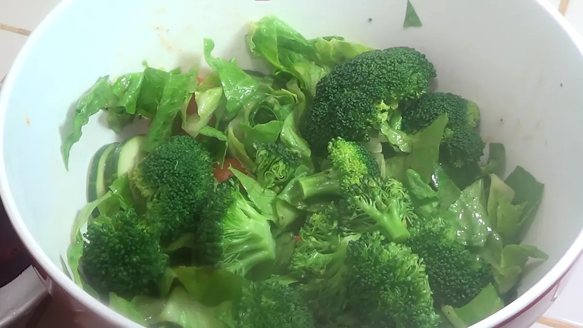 Agregar al final el brócoli en el bowl de ensalada. Se puede sumar un poquito más de aceite de oliva.