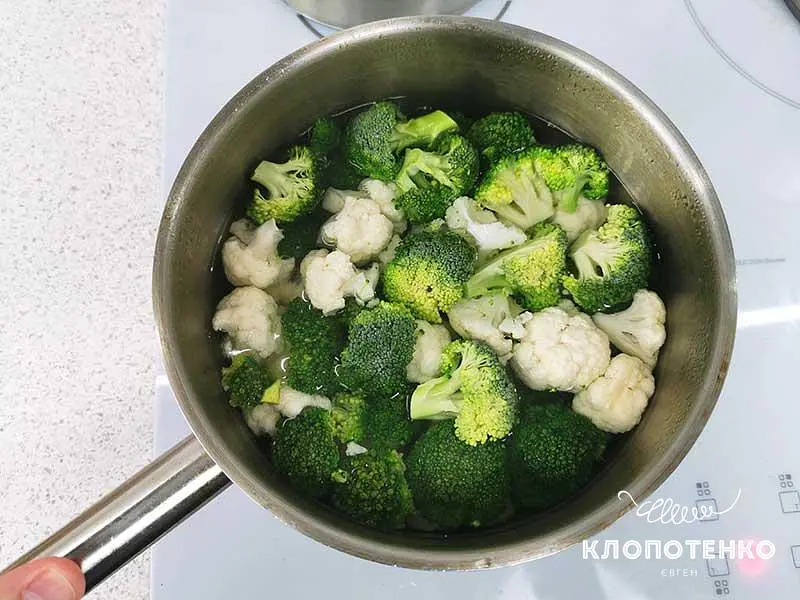 Cut 300 g each of broccoli and cauliflower into florets. Cut off the hard lower parts. Blanch the cabbage in boiling water for 1-1.5 minutes, but no more.