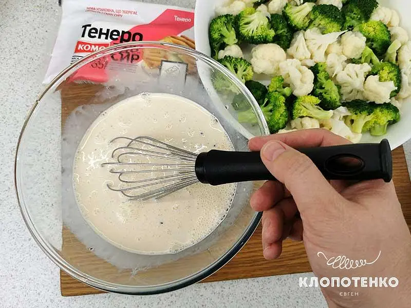 Grate the cheese (180-200 g) on a coarse grater and sprinkle half over the inflorescences. In a bowl, combine 300 ml of cream with 3 eggs, add a little salt and ground pepper. Mix everything carefully with a whisk.