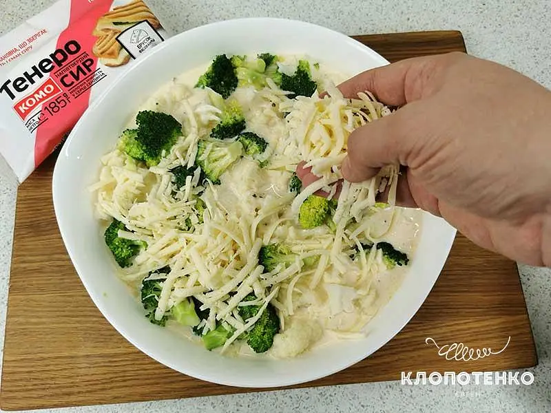 Grease a baking dish with 20 g of butter and evenly distribute the broccoli and cauliflower florets, sprinkle with freshly ground black pepper. Pour the resulting mixture over the inflorescences and sprinkle grated cheese on top. Bake in the oven with a temperature of 180 degrees for 20-25 minutes.