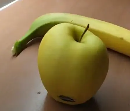 sbuccia la mela e la banana e metti in una caraffa la frutta a pezzi