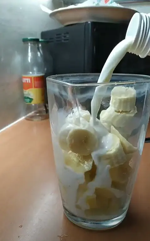 versa un bicchiere di latte nella caraffa e se più cremosità anche lo yogurt greco
