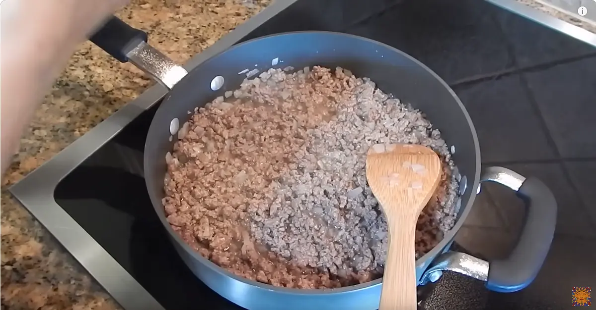 Chop the other half of the onion and put it in the same pan where the chile ancho was fried.
When it is astro add the beef
It has to be shred very well until it get cooked