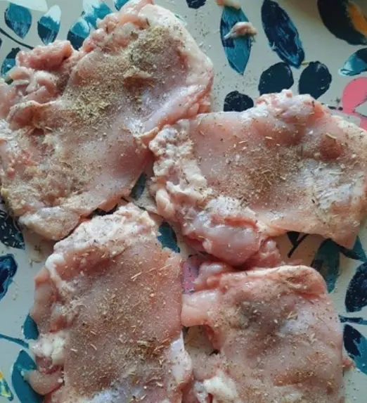 Щедро присыпьте мясо прованскими травами и пока отложите.