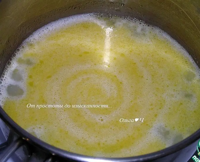 Приготовьте заварное тесто. В кастрюльку налейте молоко и воду, добавьте масло, поставьте на огонь и нагревайте, пока масло не растает,