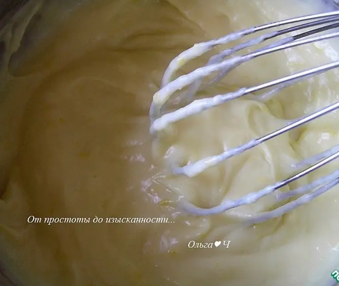 Всыпьте муку и соль, быстро перемешайте венчиком... чтобы не было комочков...... продолжая нагревать смесь, постоянно помешивая, пока масса не загустеет.