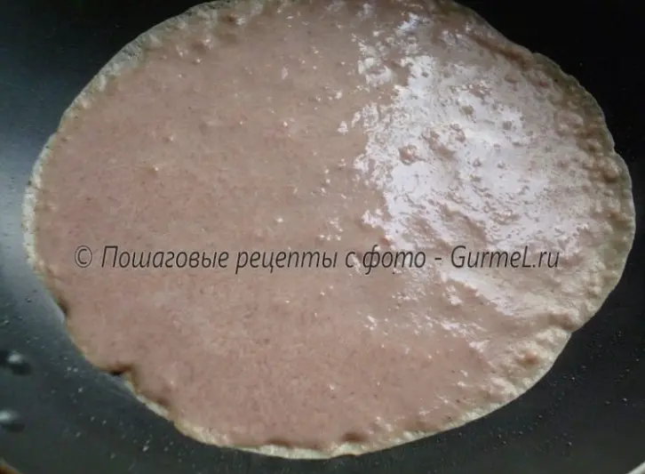 Наливаем и выпекаем так же, как обычные блины.