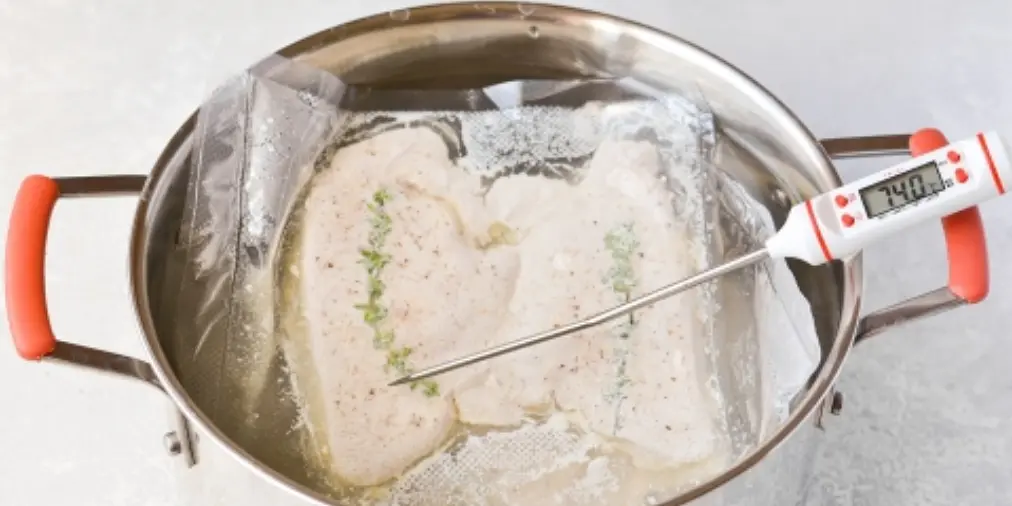 Нагреть в большой кастрюле воду до температуры 74°. Для контроля температуры используйте кулинарный термометр.
