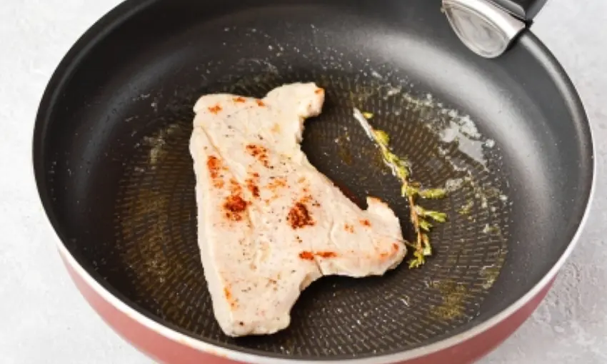 Не нужно ее долго жарить, иначе вы потеряете всю сочность мяса, которую мы создавали, готовя индейку по технологии сувид.