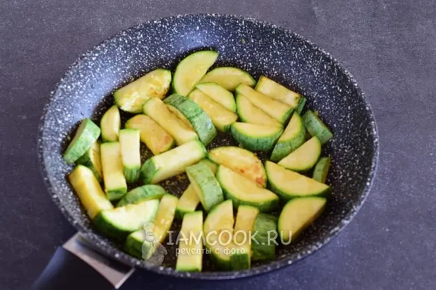 Также обжарить кусочки кабачка. Выложить к остальным овощам.