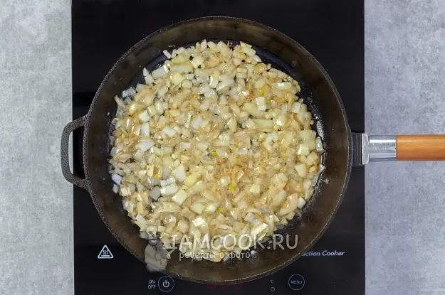 На среднем огне разогрейте 1 ст.л. растительного и 1 ст.л. сливочного масла. Добавьте мелко нарезанный репчатый лук, по щепотке соли и сахара. Помешивая, обжарьте лук 5-6 минут, пока он не станет мягким, прозрачным, слегка золотистым.
