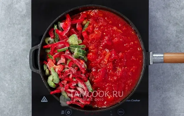 Затем добавьте нарезанный полосками сладкий перец (свежий или замороженный) и очищенные от кожуры, нарезанные томаты в собственном соку. Вместо консервированных можно добавить в смесь 3-4 мелко нарезанных свежих помидора и немного воды или бульона, до получения соуса желаемой густоты.