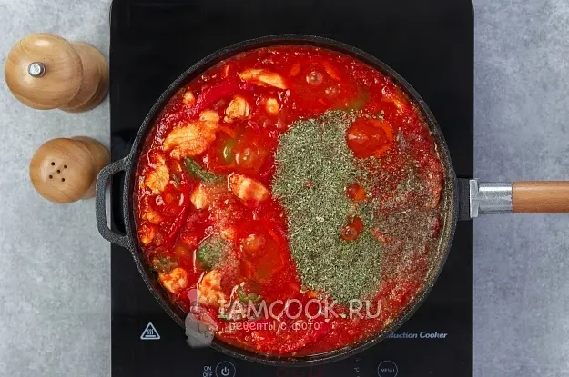 Хорошо все перемешайте и доведите смесь до кипения. Добавьте по вкусу соль, молотый черный перец, сушеные травы и при необходимости еще немного
