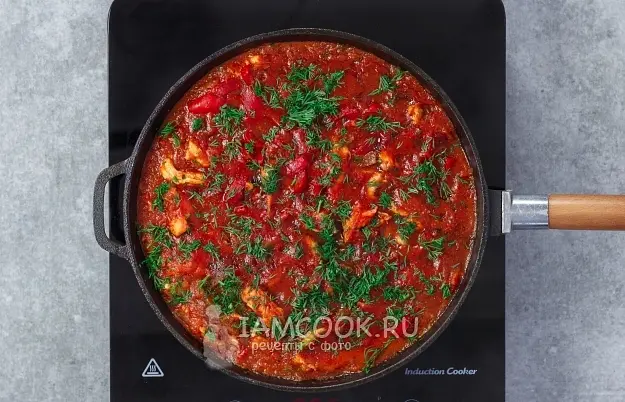 Выключив огонь, присыпьте блюдо мелко нарезанной свежей зеленью по вкусу.
