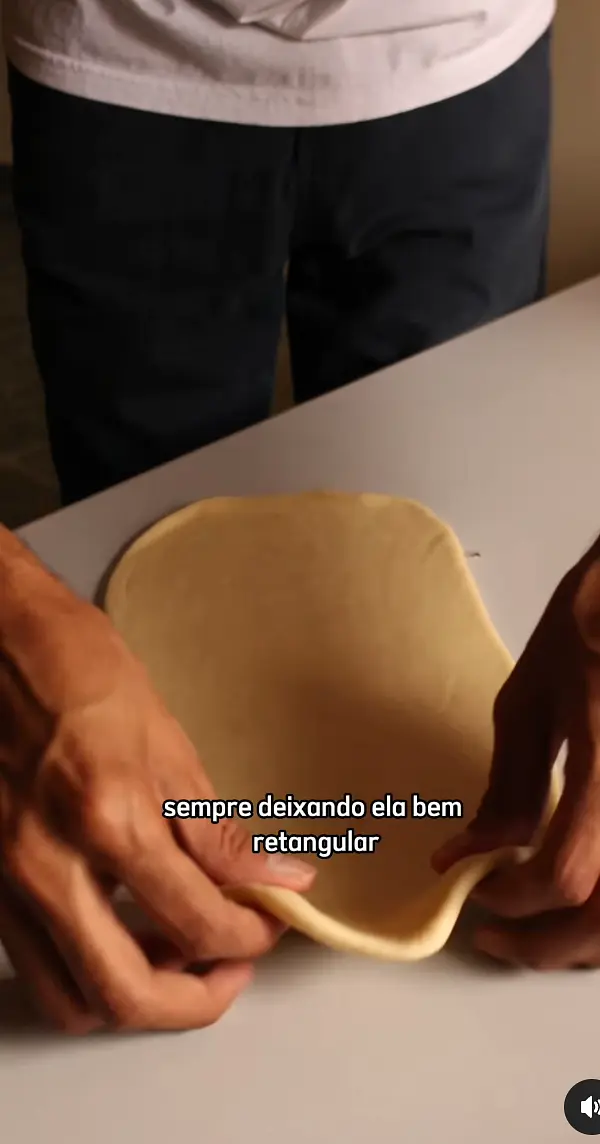 Apertar um pouco a massa e abrir deixando retangular, dobre em envelope (3 camadas)