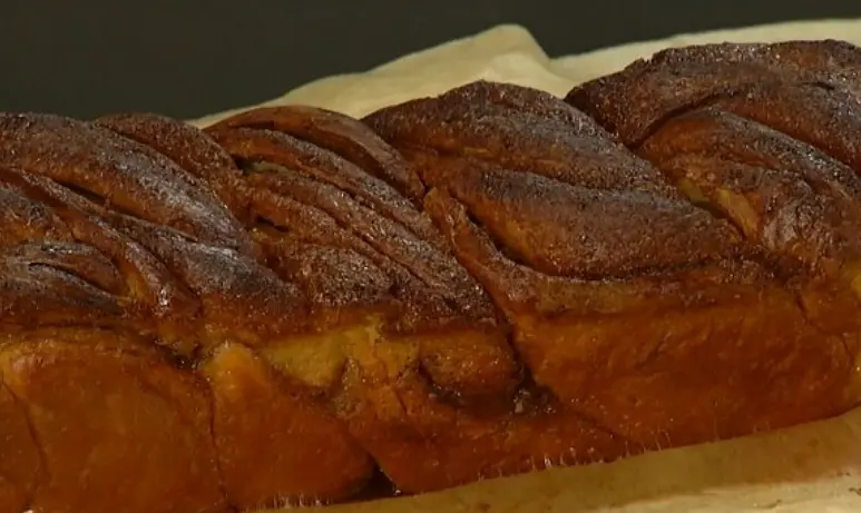 Яичный желток смешать с молоком и солью, смазать косичку и выпекать в разогретой духовке 45 минут.