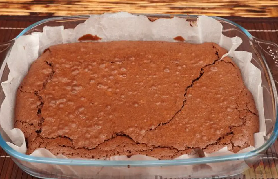 Брауни должен получиться с влажной серединкой и хрустящей корочкой, поэтому очень важно не передержать десерт в духовке.