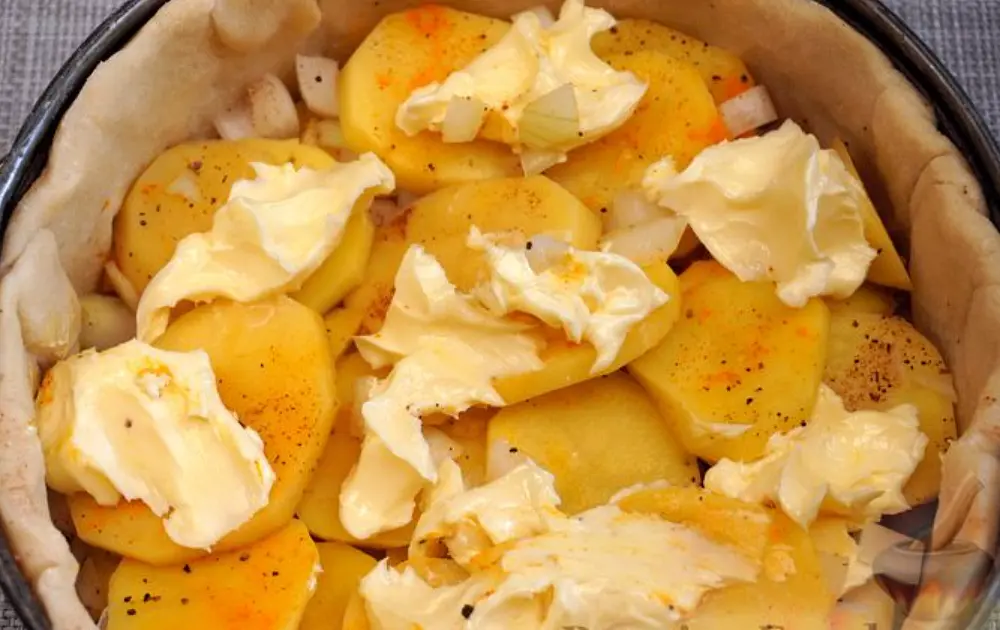 Поверху раскладываем кусочки маргарина.