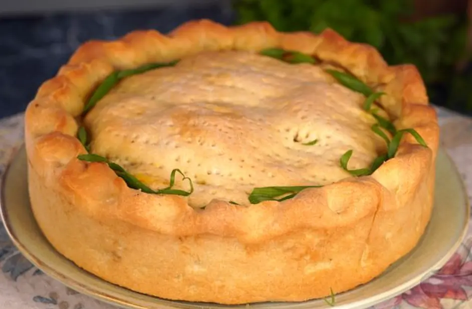 Песочный пирог с картофельно-луковой начинкой лучше подавать тёплым.