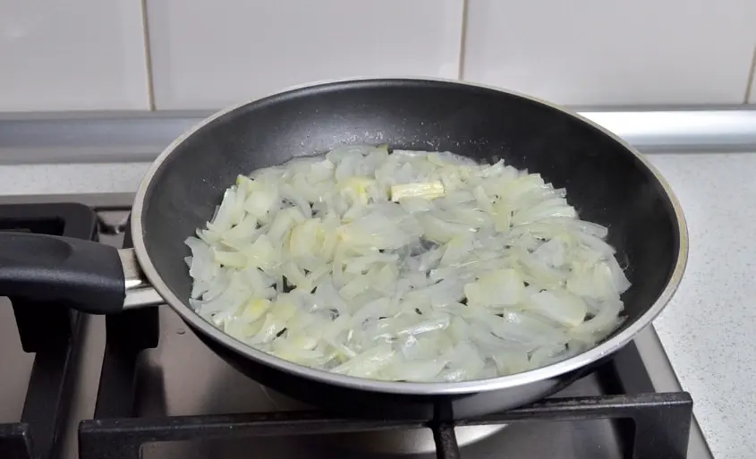 Разогрейте на среднем огне сковороду.