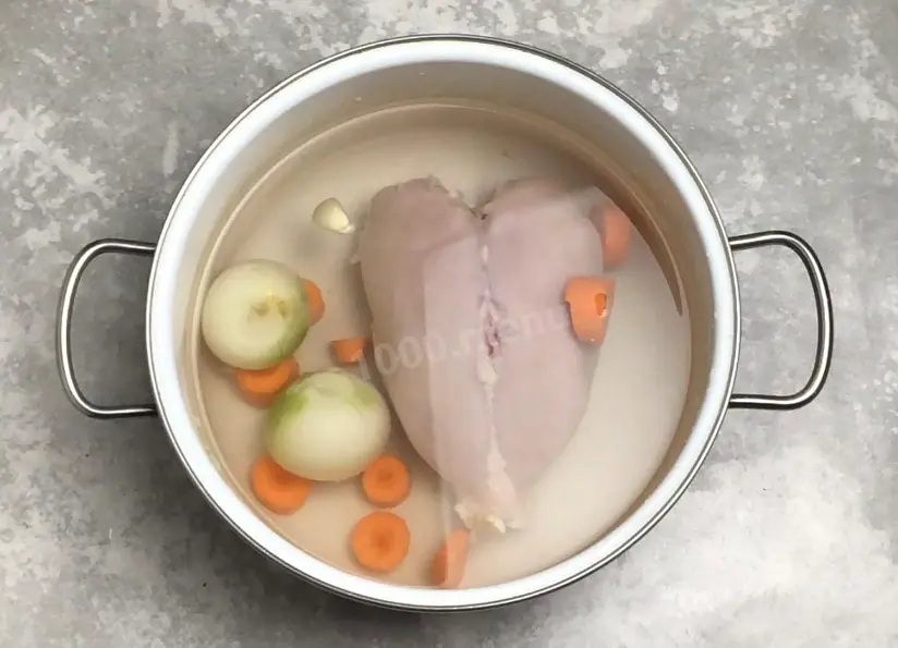 Мясо обмойте под холодной водой. Я сняла кожу с него, ничего полезного в ней нет.