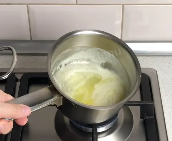 Пока курица отваривается, растопите сливочное масло.