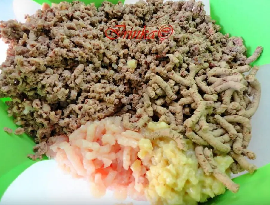 Все остужаем. Теперь все продукты перекручиваем через мясорубку, желательно, два раза.