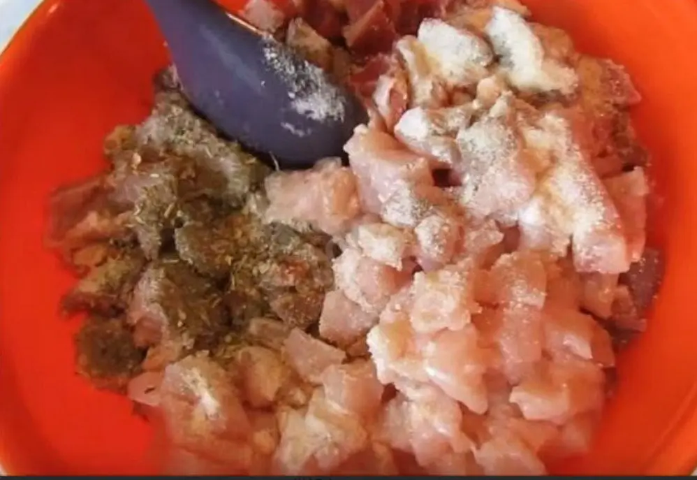 Куриные потрошки помыть, порезать мелкими кубиками.
