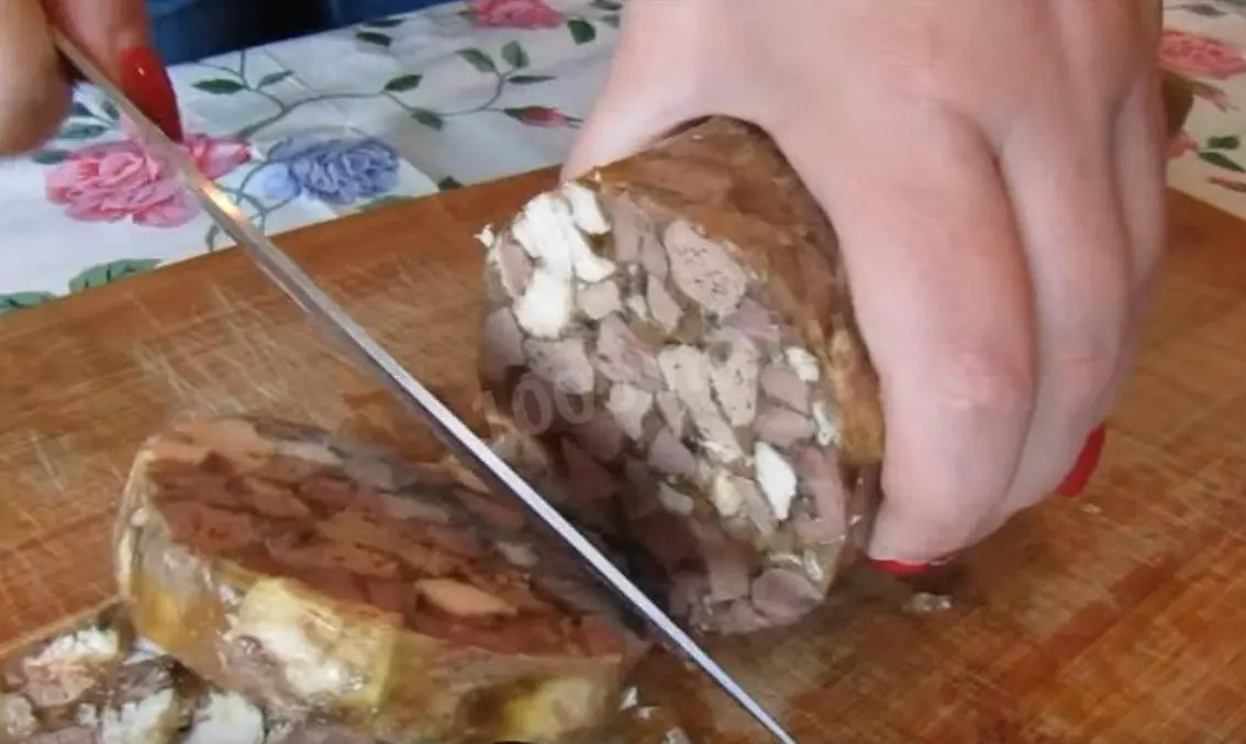 Готовый зельц режем порционными кусками и подаем к столу. Зельц из куриных потрошков готов!