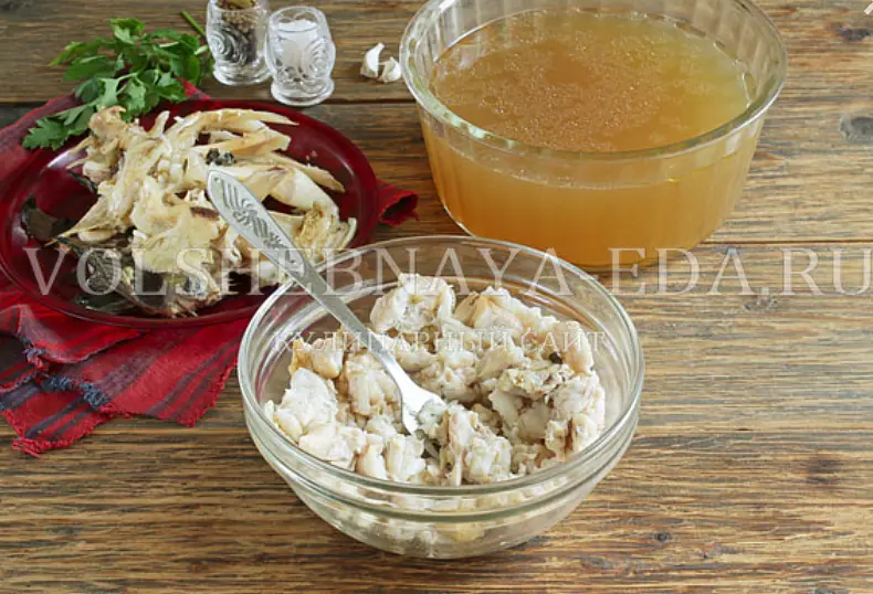 Отварное мясо сома разбираем по волокнам, отделяя от кости.