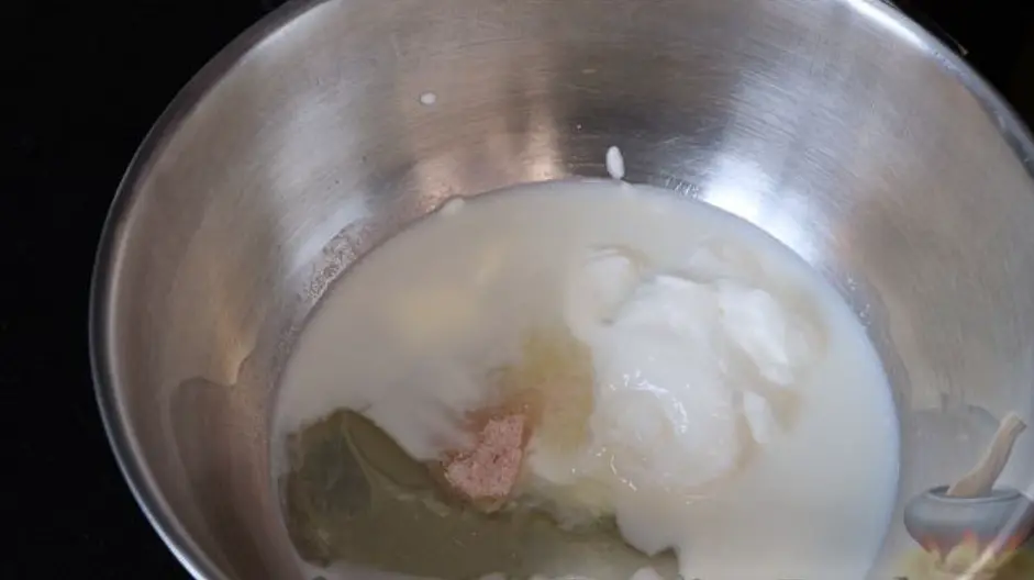 Смешиваем йогурт, молоко, яичный белок, соль и сахар.