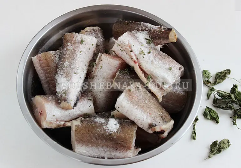 Нарезать рыбу порционными кусочками — крупно (так меньше риск, что вы ее пересушите).