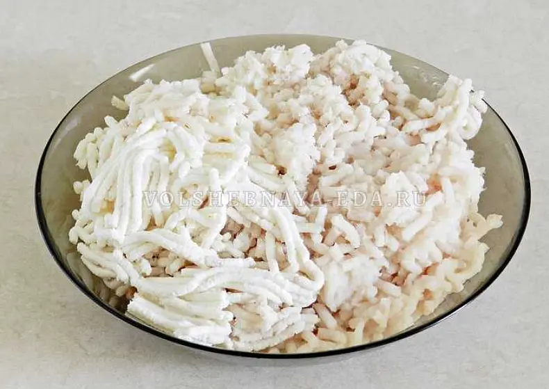Пропустить через мясорубку филе рыбы с репчатым луком и творогом.