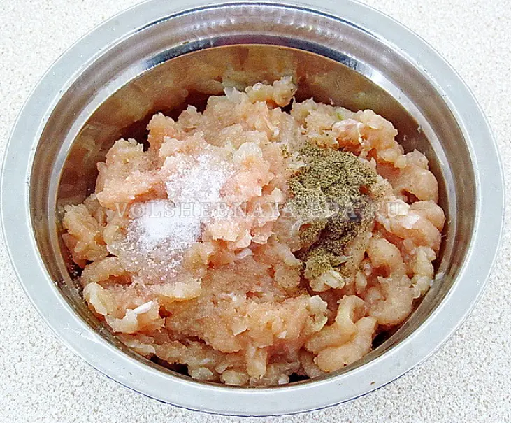 Мясо птицы вместе с луком пропустить через мелкую решётку мясорубки, а затем добавить перец и соль.