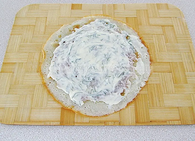 Смазать фарш майонезом с укропом.