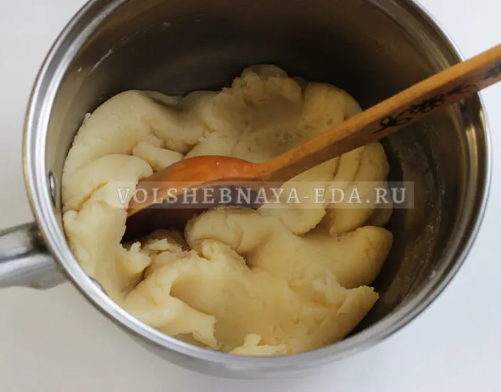 Продолжая размешивать ложкой, подсушить тесто в сотейнике 2-3 минуты на небольшом огне
