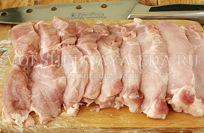 Мясо разрезаем на 9 кусков толщиной не более 1 см.