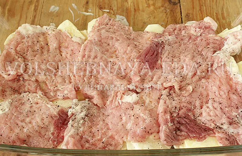 На картошку выкладываем мясо в два слоя.
