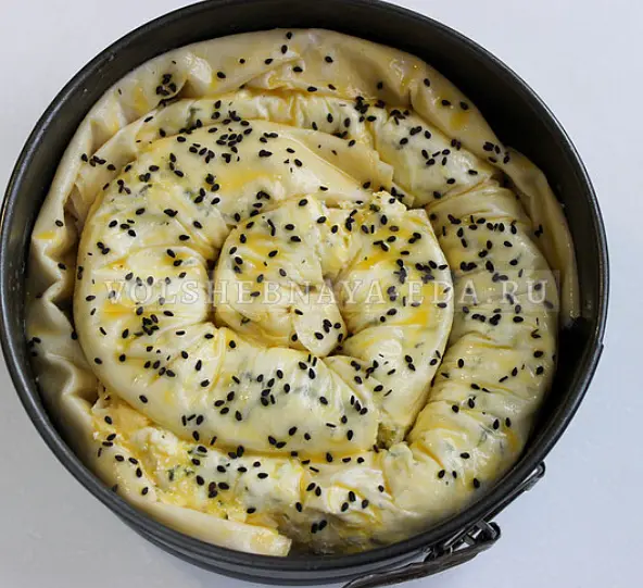 Посыпать черным кунжутом.