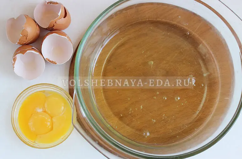 Белки аккуратно отделить от желтков (яйца крупные, отборные).