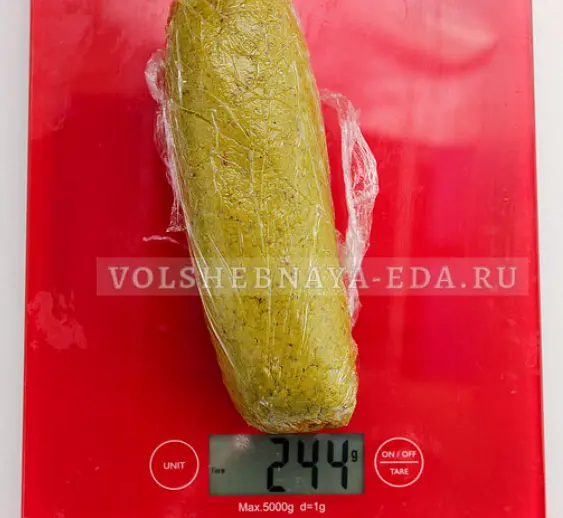 Всего у меня получилось 240 грамм. Хранить в холодильнике (в таком виде полуфабрикат можно заморозить).