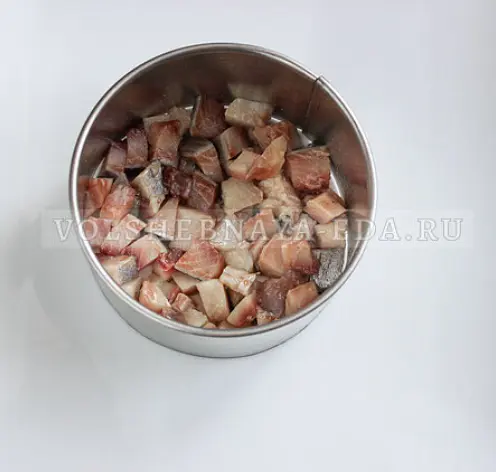 Селедку для салата лучше взять бочковую, слабосоленую.