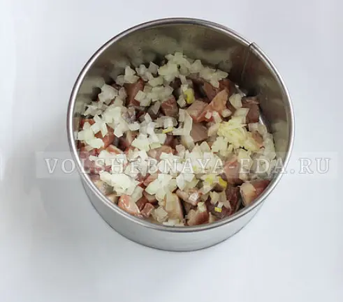 Репчатый лук нарубить как можно мельче, распределить поверх рыбы и сбрызнуть столовым 9-процентным уксусом.