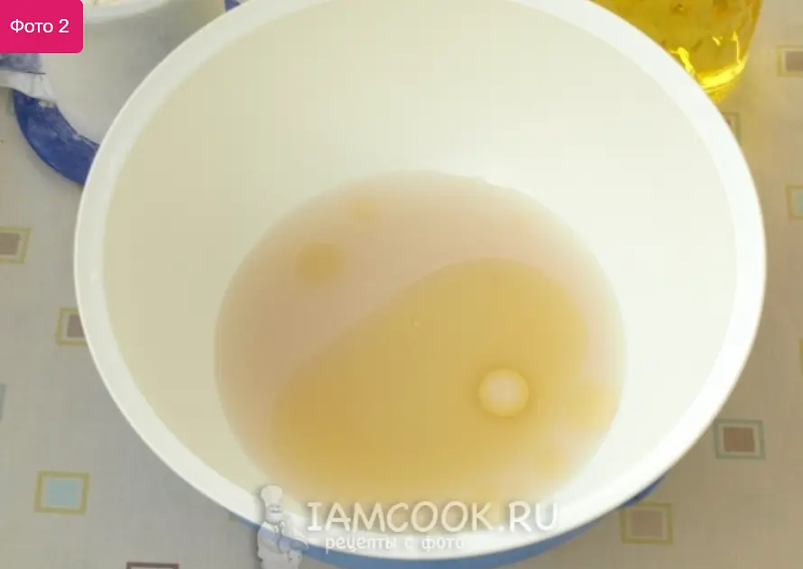 В тёплую воду раскрошить свежие дрожжи, добавить соль и щепотку сахара, влить подсолнечное масло.