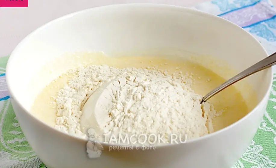 Затем всыпьте муку и замесите мягкое тесто.