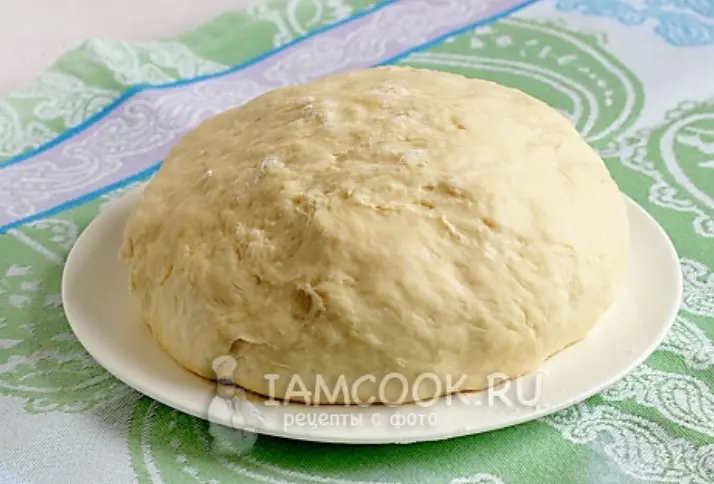 Немного вымесите тесто на столе и оставьте под полотенцем пока готовится начинка.