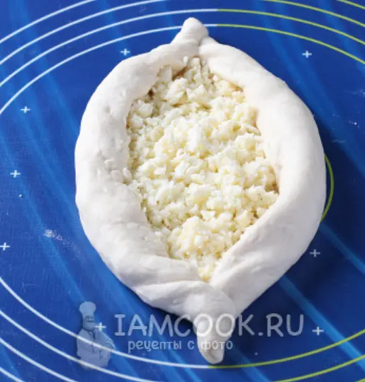 Соединить свободные края, формируя лодочку.