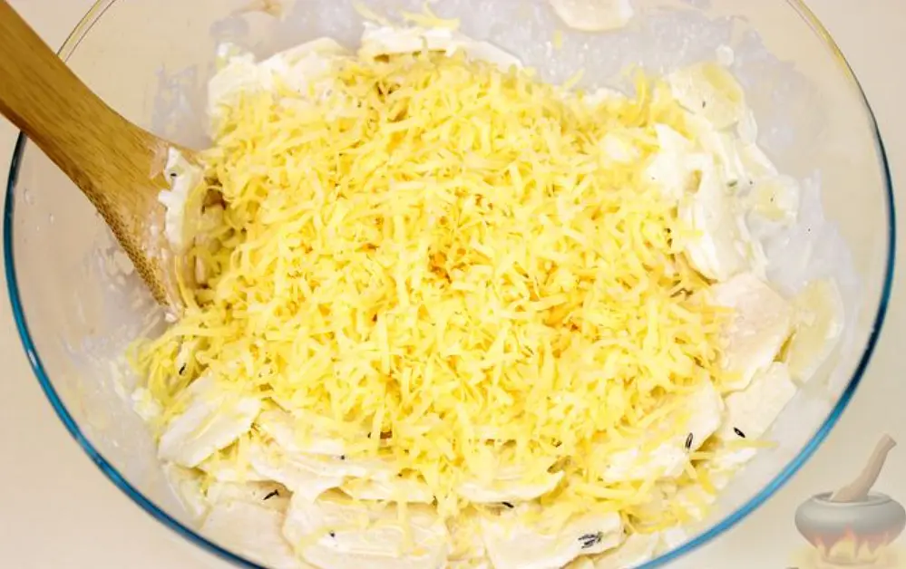 Картофель заливаем сливочным соусом, перемешиваем.